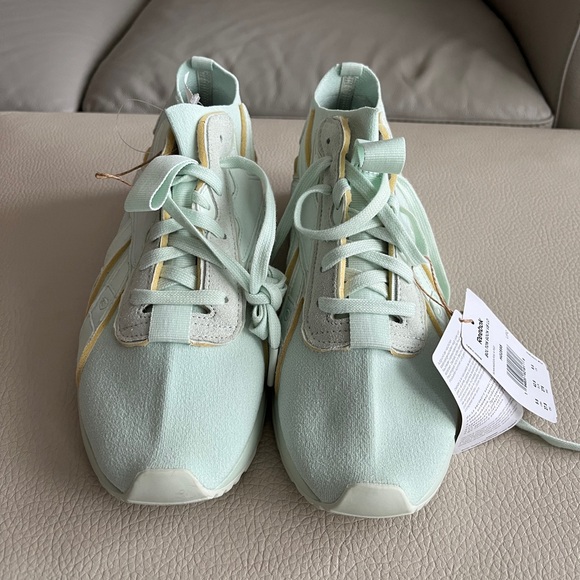 NWT - Reebok x Victoria Beckham Men’s Bolton Low Storm Glow - EU 42.5/US 9.5 - Picture 2 of 8